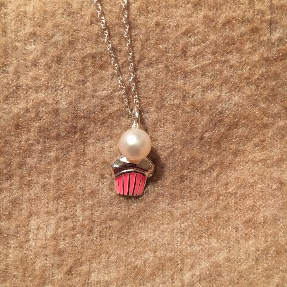 Vantel Pearls Cupcake Necklace